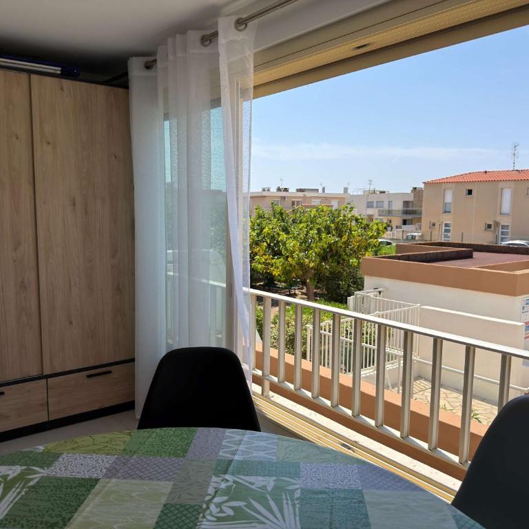 Charming apartment near the beach with pool and parking - Apartment - 4