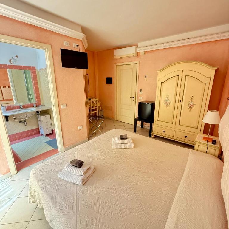 B&B Le Farfalle - Ampia Camera Matrimoniale/Doppia con Letti Singoli - 3