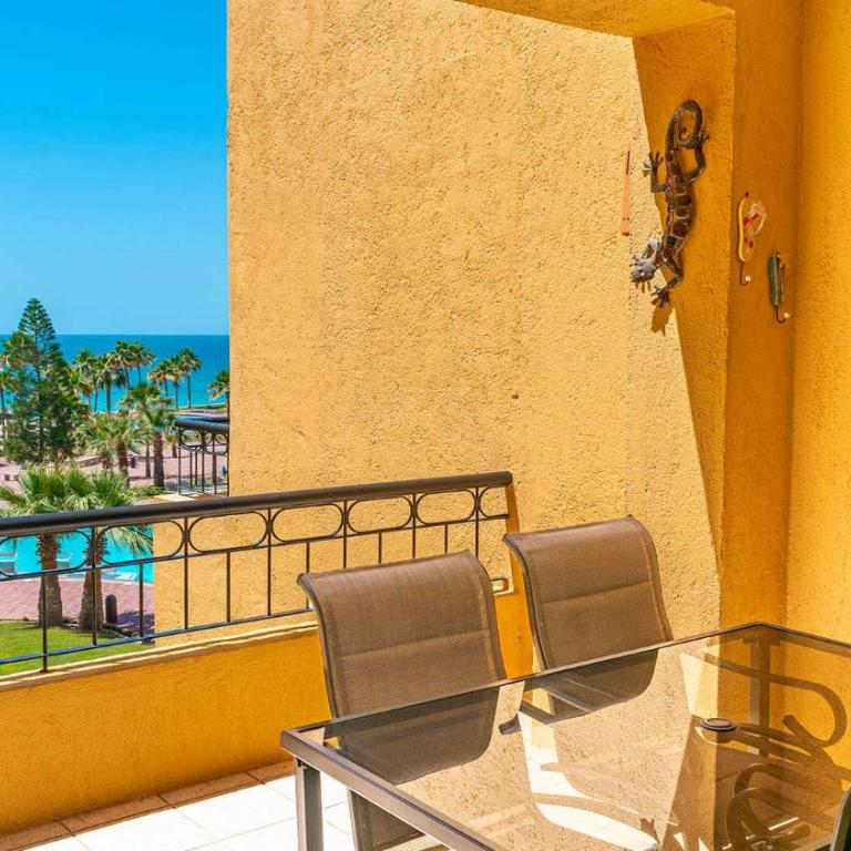 Beachfront Condo 2BR Sleeps 4 Pools & Hot Tubs - Apartamento - 4