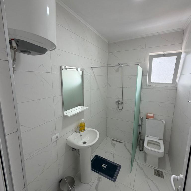 Apartments Gzim Peja - Deluks Dvokrevetna Soba sa Bračnim Krevetom i Balkonom - 7