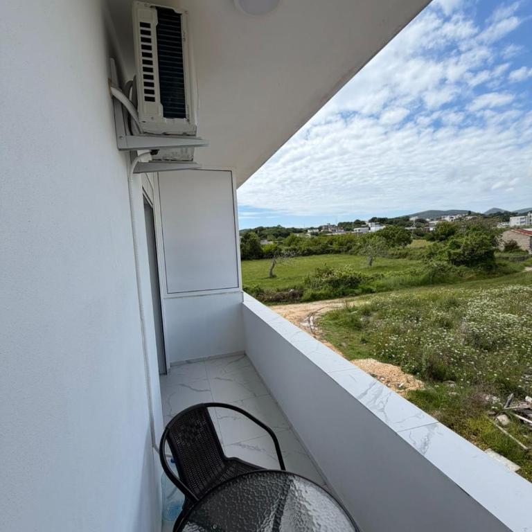 Apartments Gzim Peja - Deluks Dvokrevetna Soba sa Bračnim Krevetom i Balkonom - 8