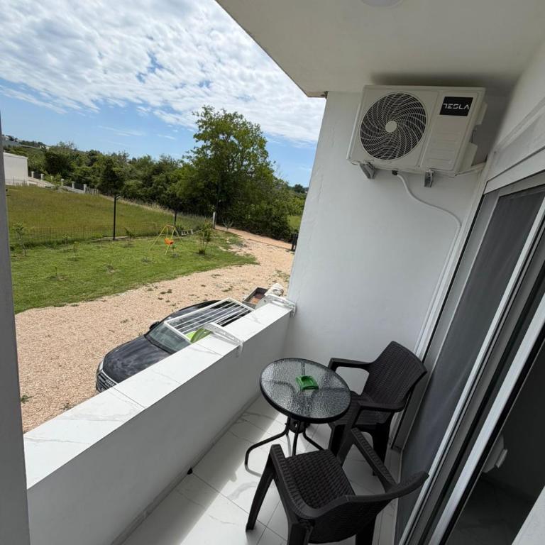 Apartments Gzim Peja - Deluks Dvokrevetna Soba sa Bračnim Krevetom i Balkonom - 9