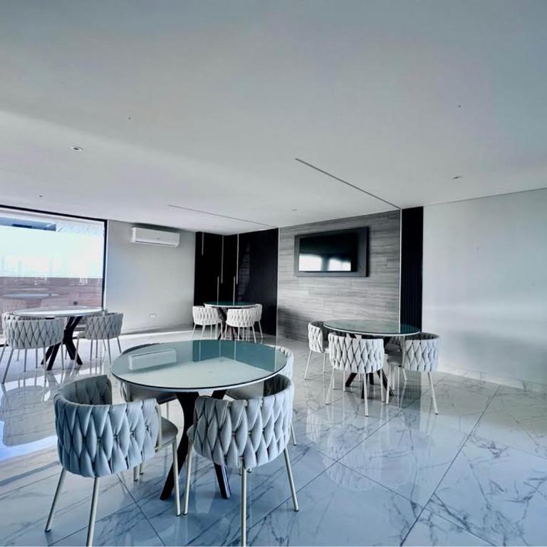 Balcon - TV cable - Piscina - Gym - Sauna - Juegos - One-Bedroom Apartment - 3