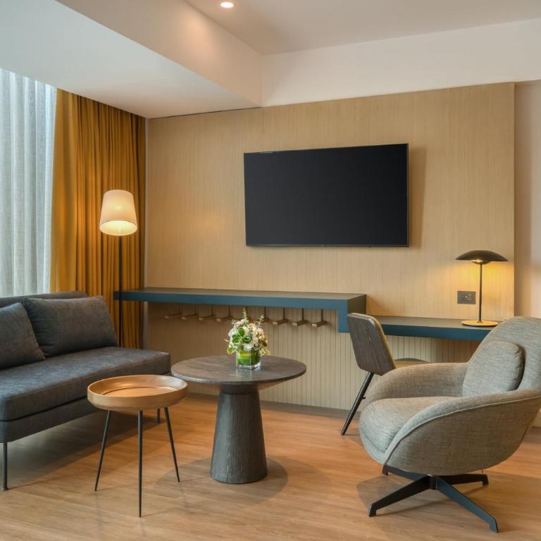 Hotel Indigo Lima Miraflores by IHG - One-Bedroom Corner King Suite with City View - 14