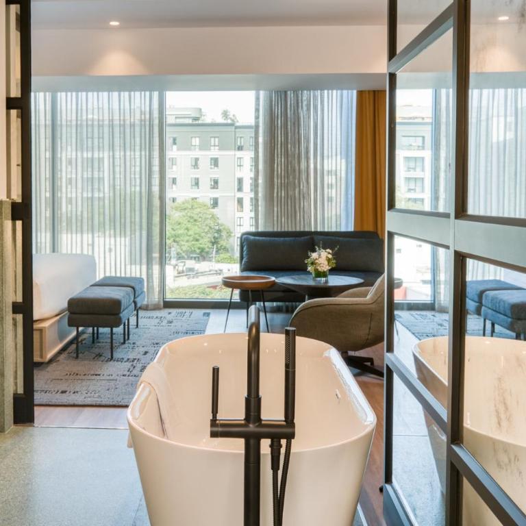 Hotel Indigo Lima Miraflores by IHG - One-Bedroom Corner King Suite with City View - 10
