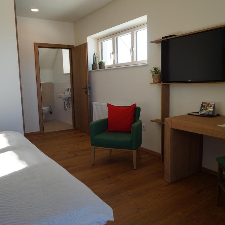 Weingut und Gästezimmer Perner - Doppelzimmer mit Bergblick - 30