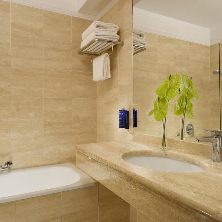 FH55 Hotel Calzaiuoli - Prestige Double or Twin Room with Cathedral View - 7