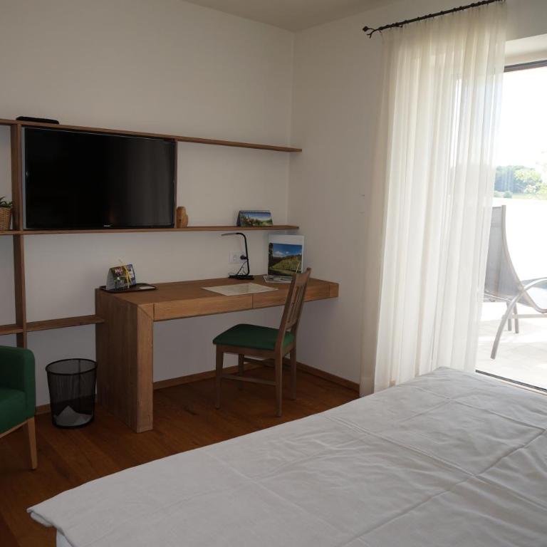 Weingut und Gästezimmer Perner - Doppelzimmer mit Bergblick - 29