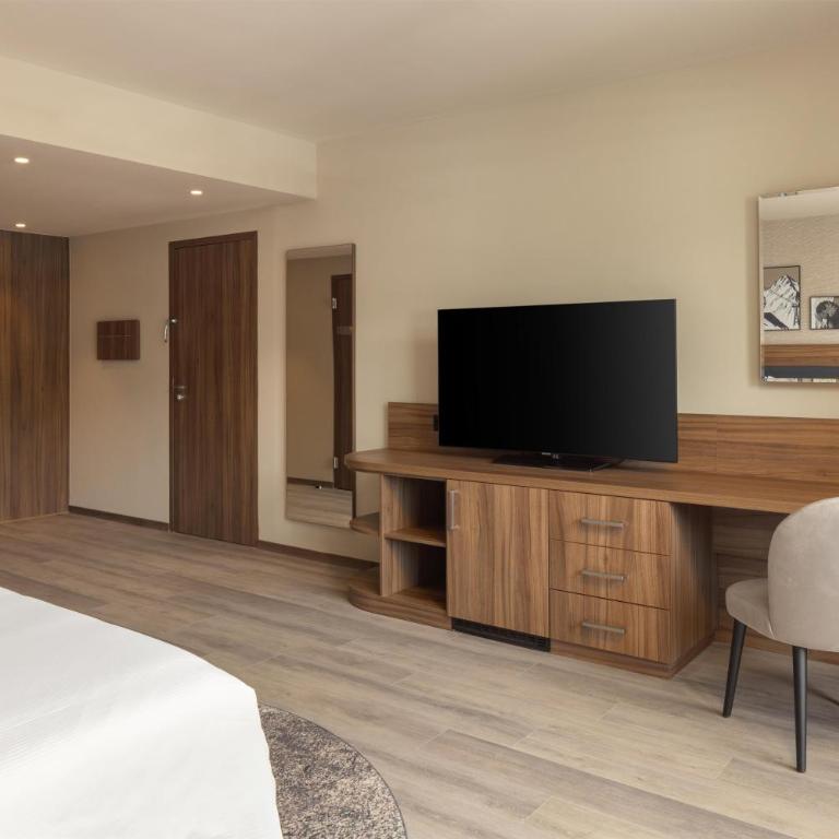 Hilton Garden Inn Davos - Zimmer mit Kingsize-Bett - barrierefrei - 1