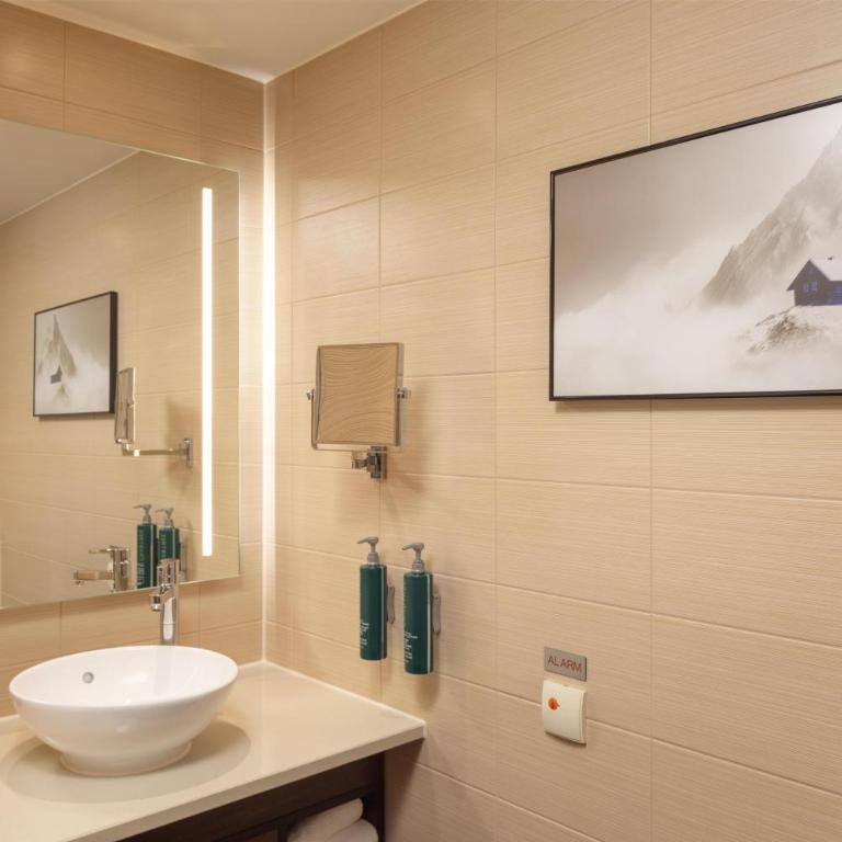 Hilton Garden Inn Davos - Zimmer mit Kingsize-Bett - barrierefrei - 4