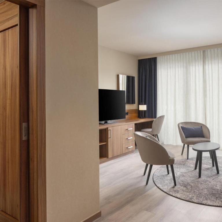 Hilton Garden Inn Davos - Junior Suite - 9