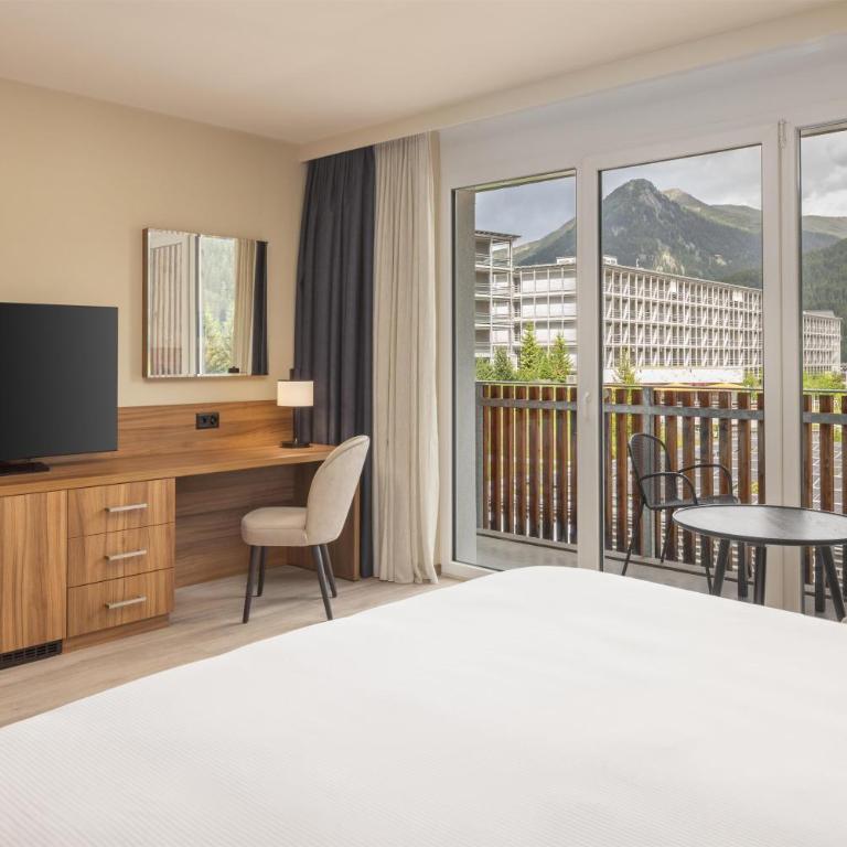 Hilton Garden Inn Davos - Zimmer mit Kingsize-Bett - barrierefrei - 9