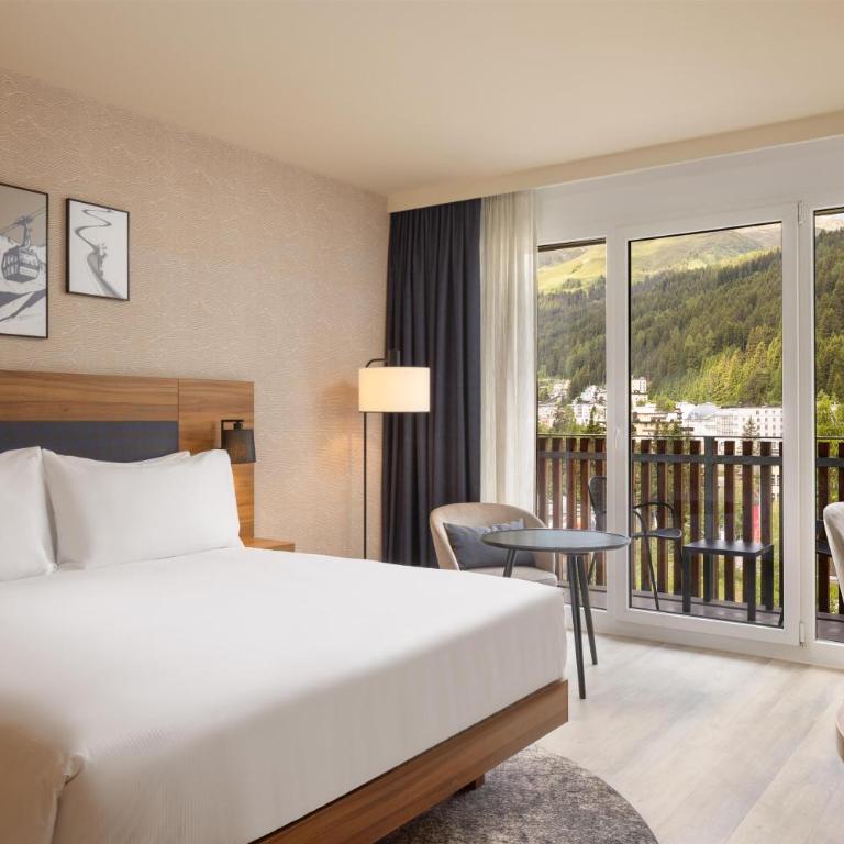 Hilton Garden Inn Davos - Zimmer mit Kingsize-Bett - 10