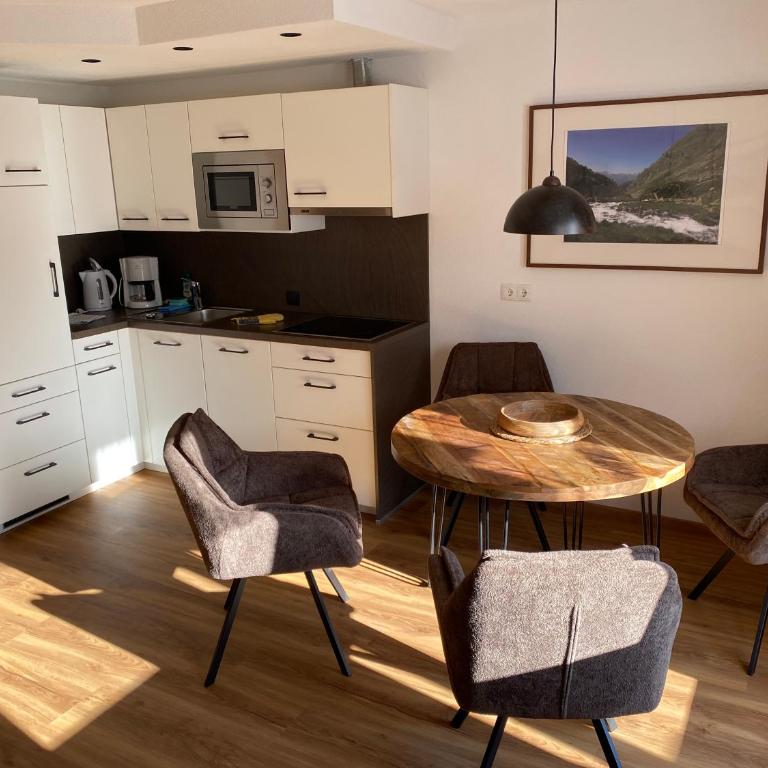 Landhaus Engadin - Apartment mit 1 Schlafzimmer, Balkon und Bergblick - 11