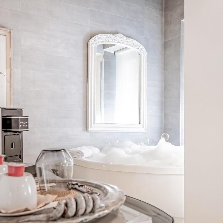 Corso Suite 107 Rooms Wellness & Spa - Zimmer mit Kingsize-Bett und Whirlpool - 9