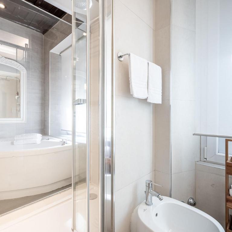 Corso Suite 107 Rooms Wellness & Spa - Zimmer mit Kingsize-Bett und Whirlpool - 17