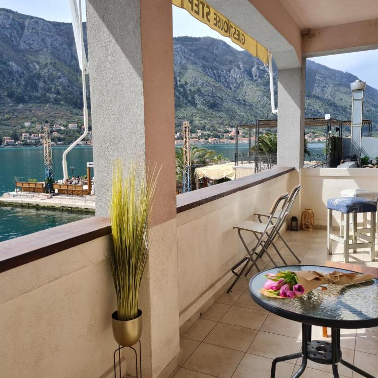 Step to Kotor bay Guesthouse - Bed in 6-Bed Dormitory Room - 14