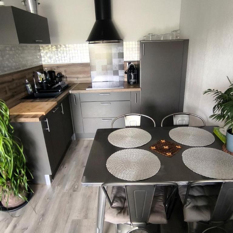 Meublé de tourisme 3 étoiles avec piscine, terrasse, vue sur les montagnes - Appartement 1 Chambre - 2