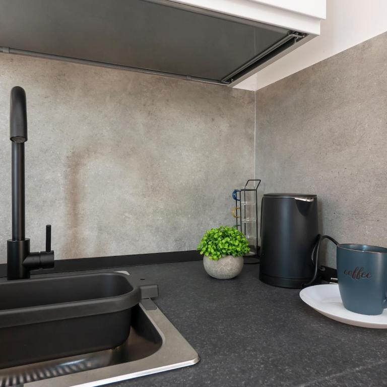 Quiet and bright studio apt with a balcony and AC - Appartamento con 1 Camera da Letto - 11