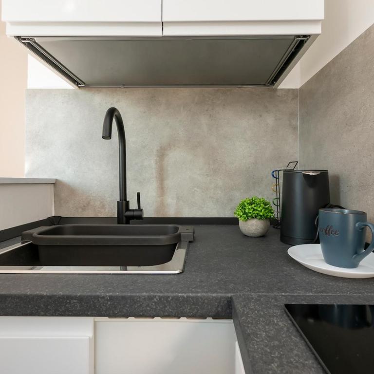 Quiet and bright studio apt with a balcony and AC - Appartamento con 1 Camera da Letto - 12