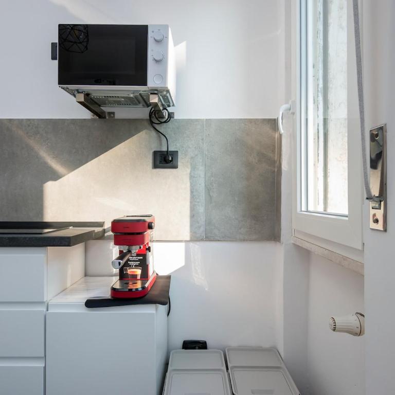 Quiet and bright studio apt with a balcony and AC - Appartamento con 1 Camera da Letto - 10