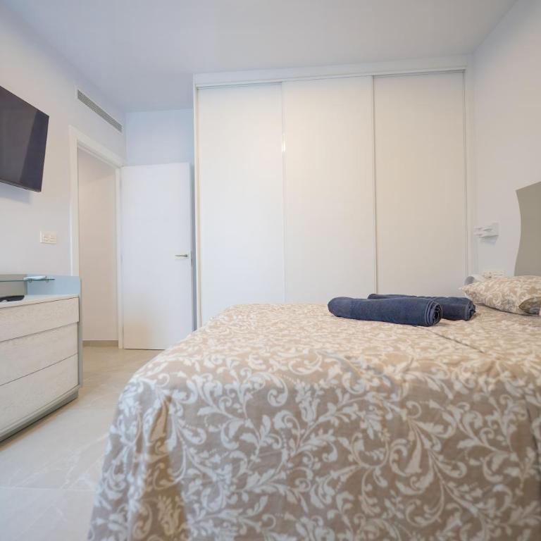 YourSpain es Apartment S2 2 2A Heated Pool - Three-Bedroom Apartment with Balcony - 11