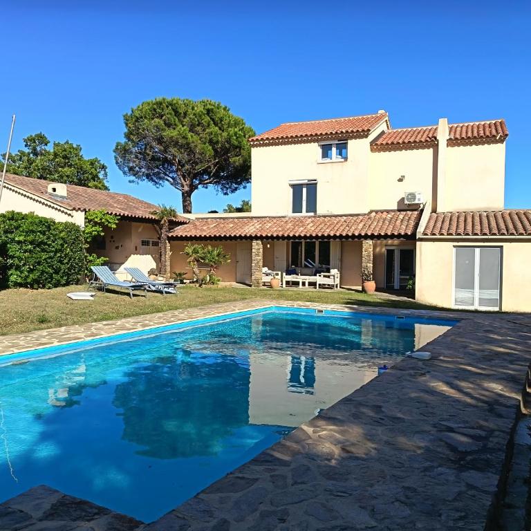 LE MAS JUAN villa climatisée, au calme, avec piscine, grand jardin et vue mer panoramique - Villa - 52