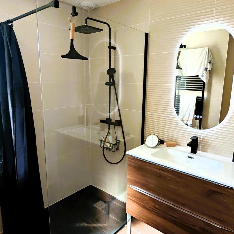 La Palette - Three-Bedroom Home - 9
