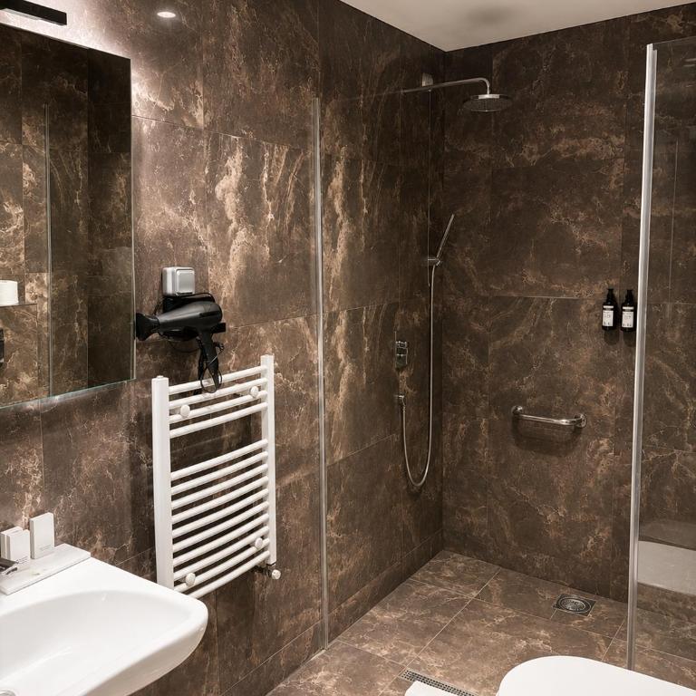 Hotel Constantine the Great - Chambre Simple - Accessible aux Personnes à Mobilité Réduite - 4