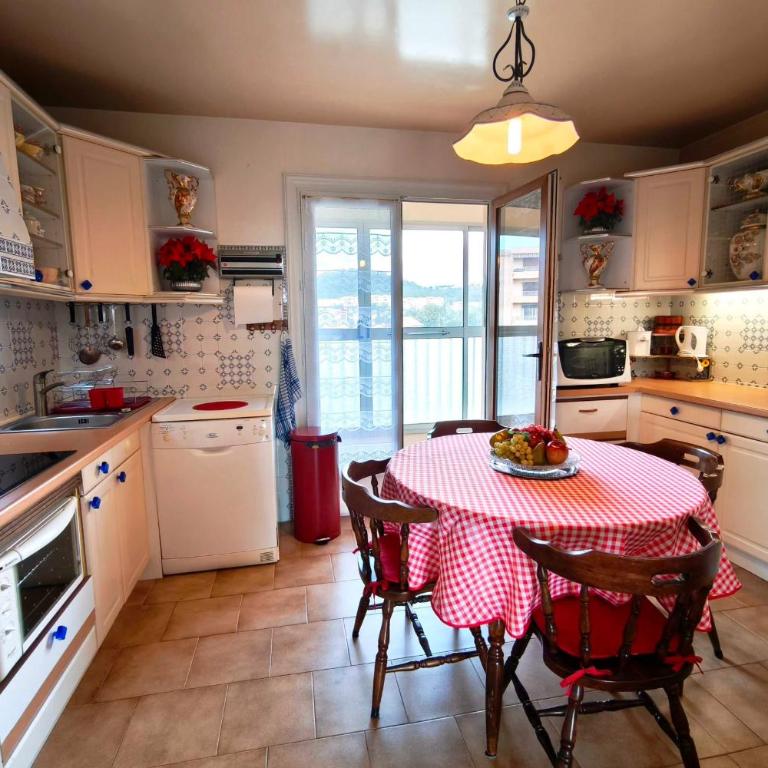 Large bright apartment with balcony and sea view - Apartment - 4