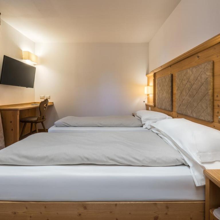 Hotel Crozzon - Two-Bedroom Suite with Balcony - Annex - 1