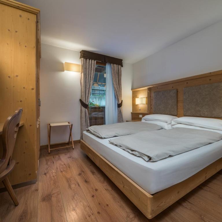Hotel Crozzon - Two-Bedroom Suite with Balcony - Annex - 2