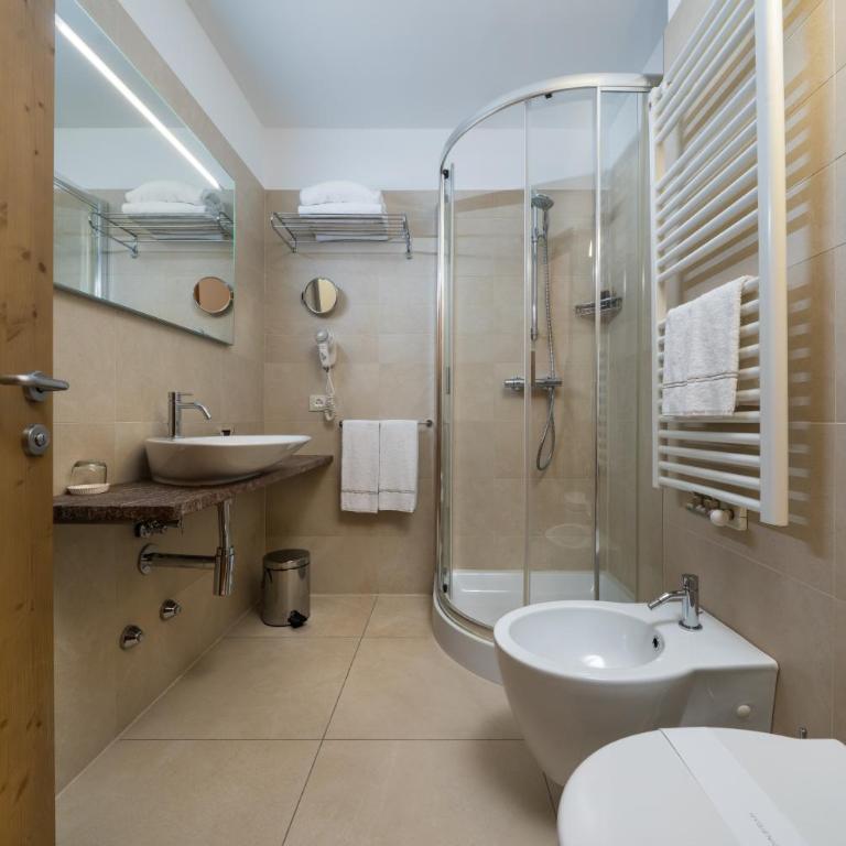 Hotel Crozzon - Two-Bedroom Suite with Balcony - Annex - 4