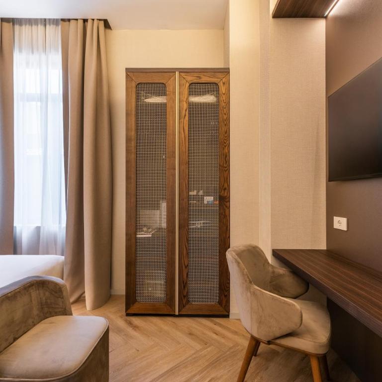 Hotel Raffaello - Sure Hotel Collection by Best Western - Camera Economy con letto matrimoniale e finestra interna sul corridoio - 5