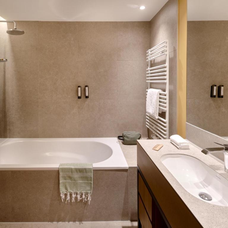 Falkensteiner Family Hotel Montafon - The Leading Hotels of the World - Suite mit Panoramablick und Balkon - 6