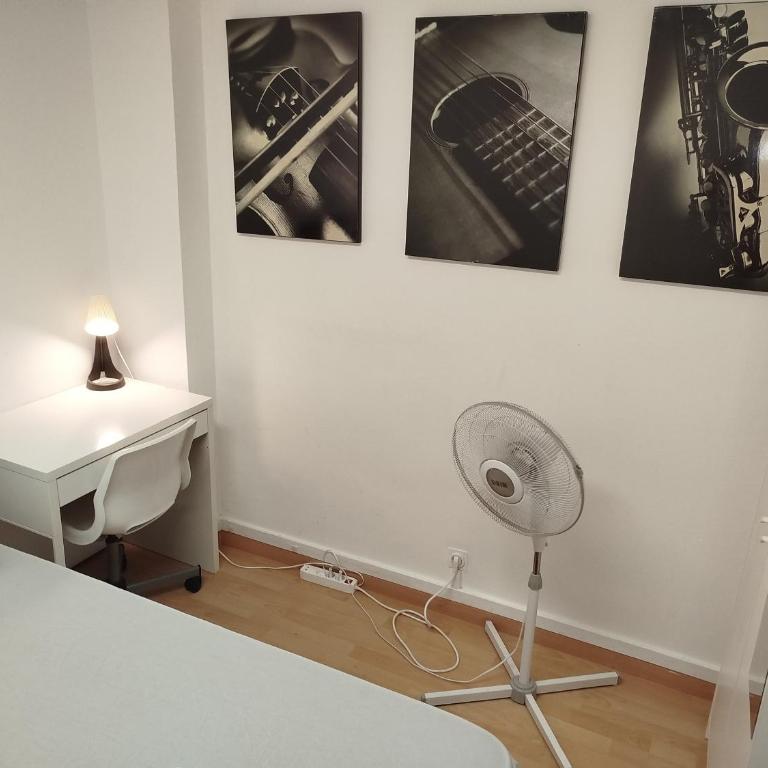 Double Interior Room Center City - Habitación Doble Estándar con ventilador - 7