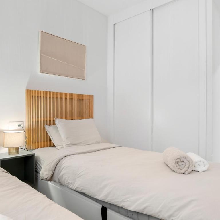 Estepona Garden Escape - Two-Bedroom Apartment with Balcony - 2