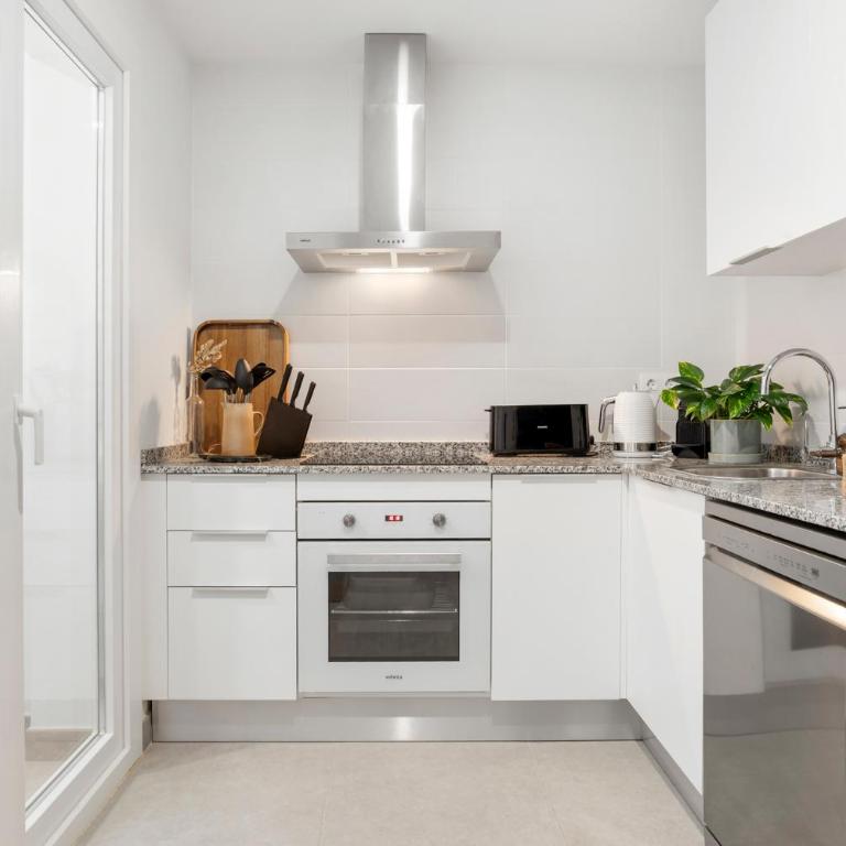 Estepona Garden Escape - Two-Bedroom Apartment with Balcony - 4