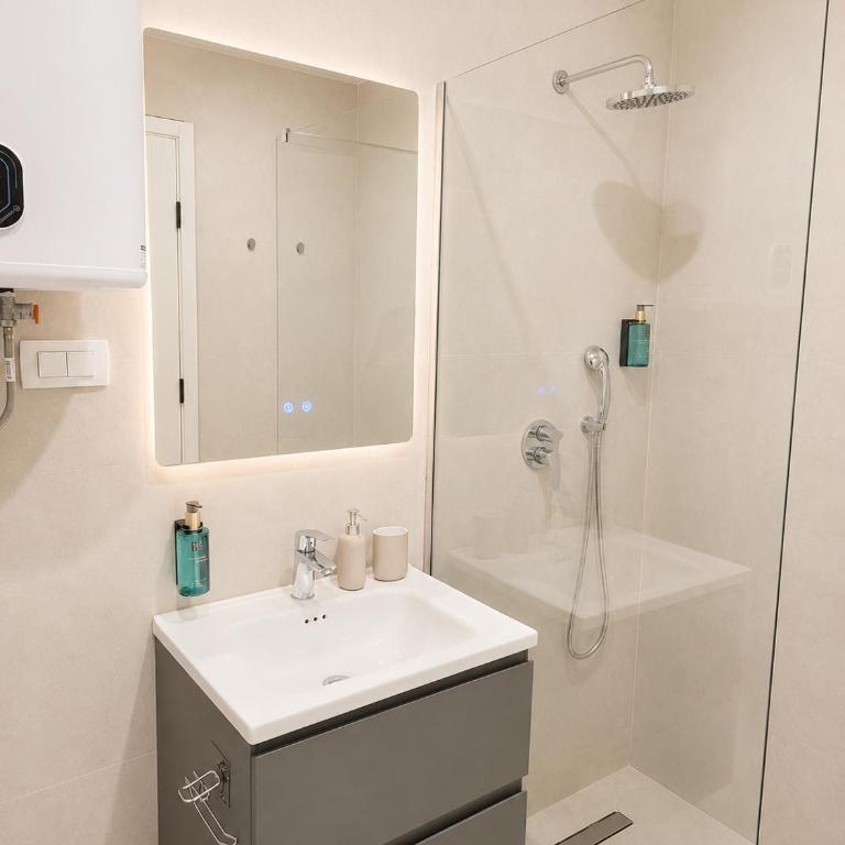 FortunaMax - Apartman sa 1 Spavaćom Sobom, Balkonom i Pogledom na Grad - 2