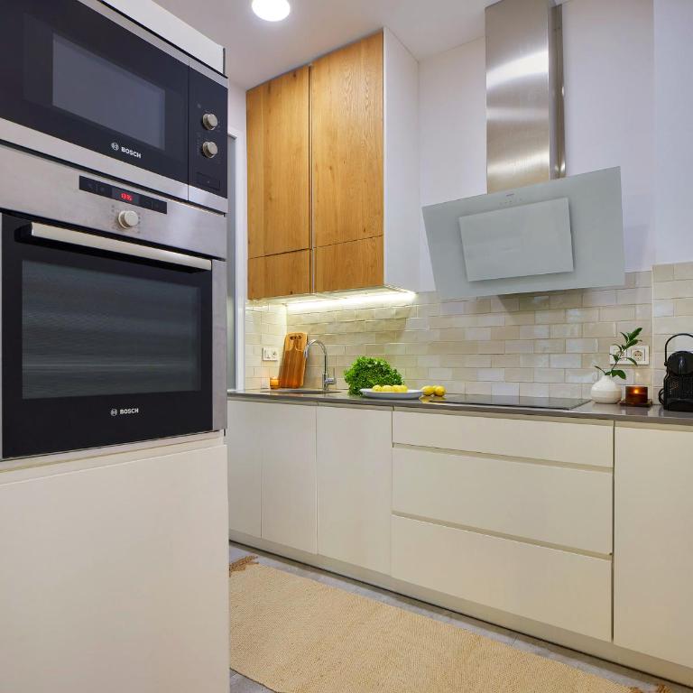 Heart of Midtown ⎮⎮ 5 balconies⎮⎮Walk Score 99 - Two-Bedroom House - 16