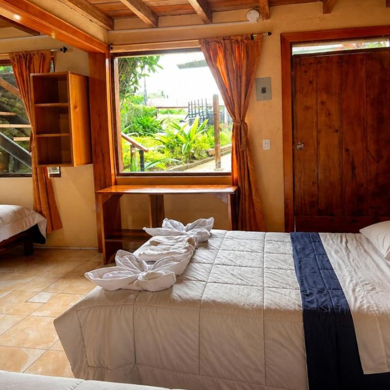 Hostería los Cedros de Mindo - Habitación Familiar con vistas a la montaña - 3