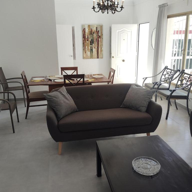 Amplia y acogedora casa con piscina, cerca de playa y puerto marina - One-Bedroom House - 2