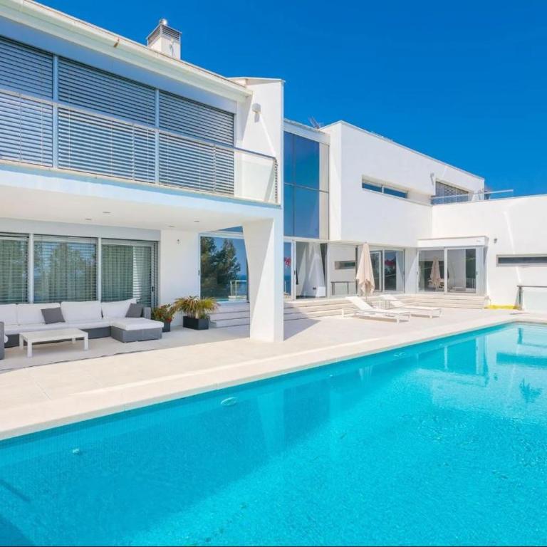 Spacious Family Home with Private Pool and Sauna - Villa - 27