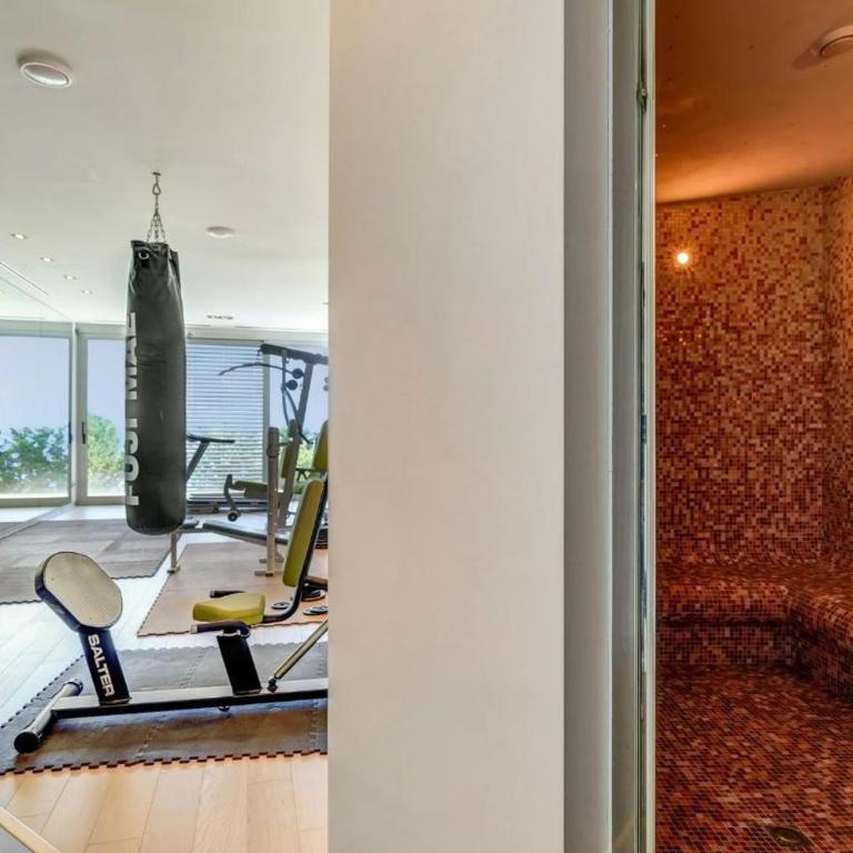Spacious Family Home with Private Pool and Sauna - Villa - 17
