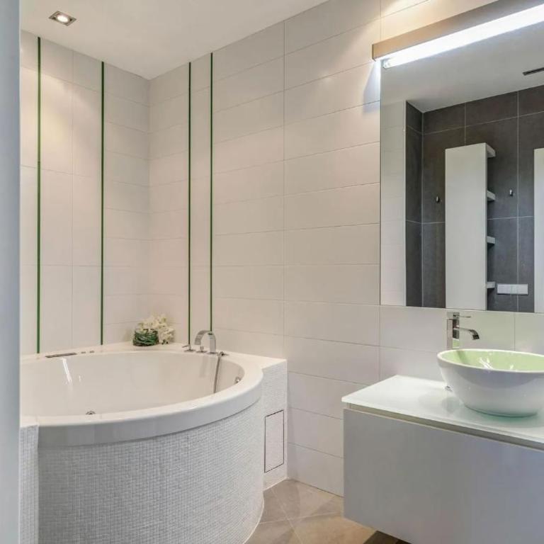 Spacious Family Home with Private Pool and Sauna - Villa - 18