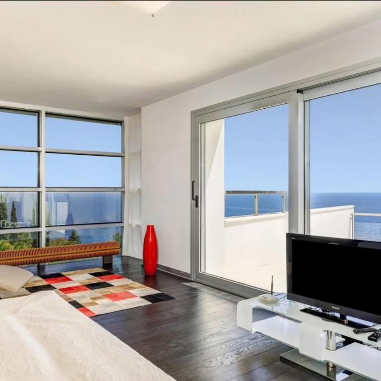 Spacious Family Home with Private Pool and Sauna - Villa - 20