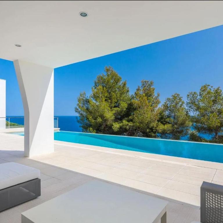 Spacious Family Home with Private Pool and Sauna - Villa - 31