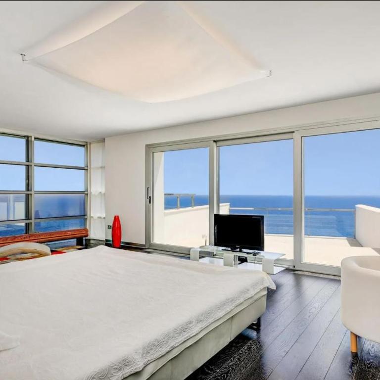 Spacious Family Home with Private Pool and Sauna - Villa - 13