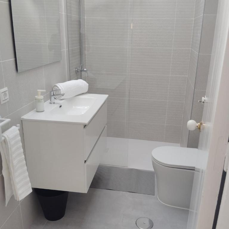 Amplia y acogedora casa con piscina, cerca de playa y puerto marina - One-Bedroom House - 8