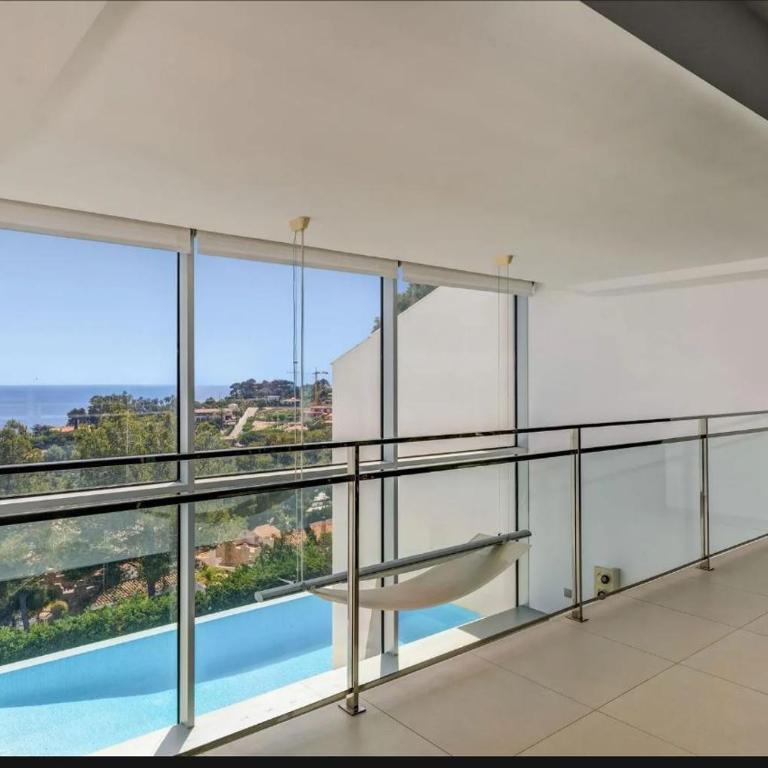 Spacious Family Home with Private Pool and Sauna - Villa - 12